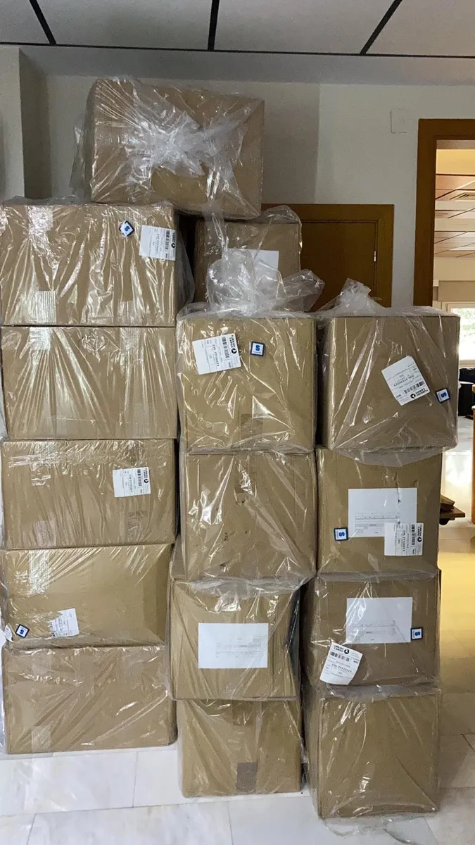 Una pila de cajas de cartón con las sudaderas de la Quiddity