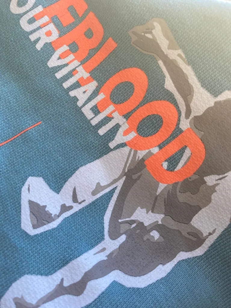 Detalle de otra prenda de la Quiddity, con un estampado en naranja