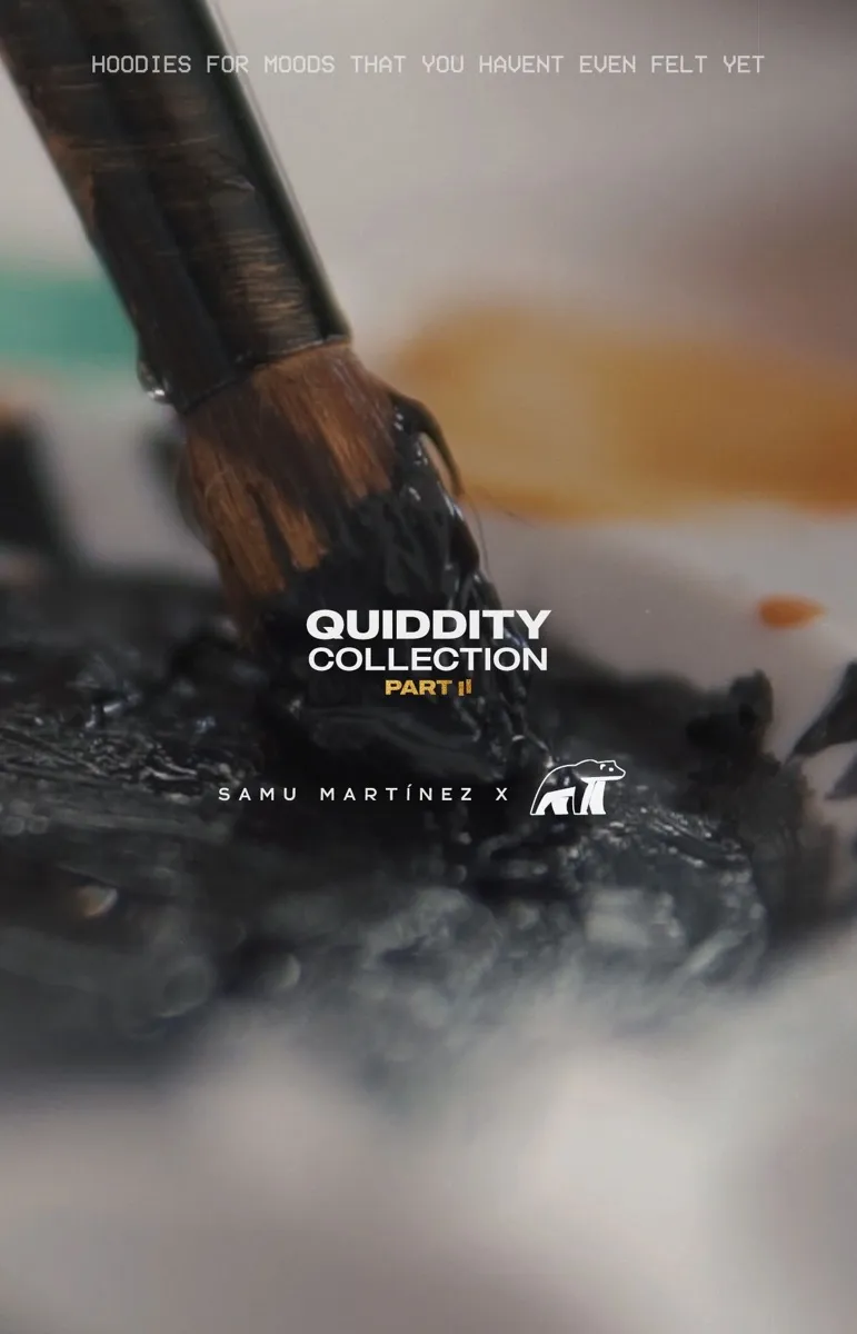 Cartel de la Quiddity Collection, con un pincel sobre pintura negra y los nombres de Samu Martínez y Grizzly
