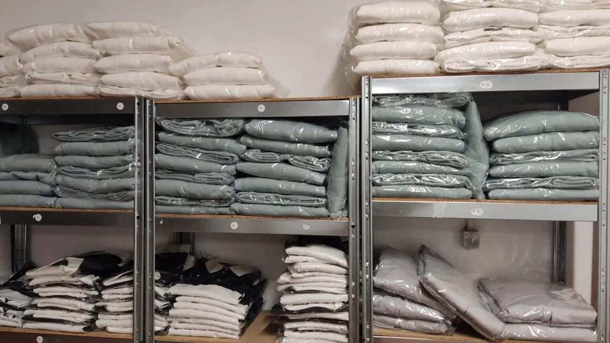 Estanterías con la ropa de Grizzly doblada y apilada
