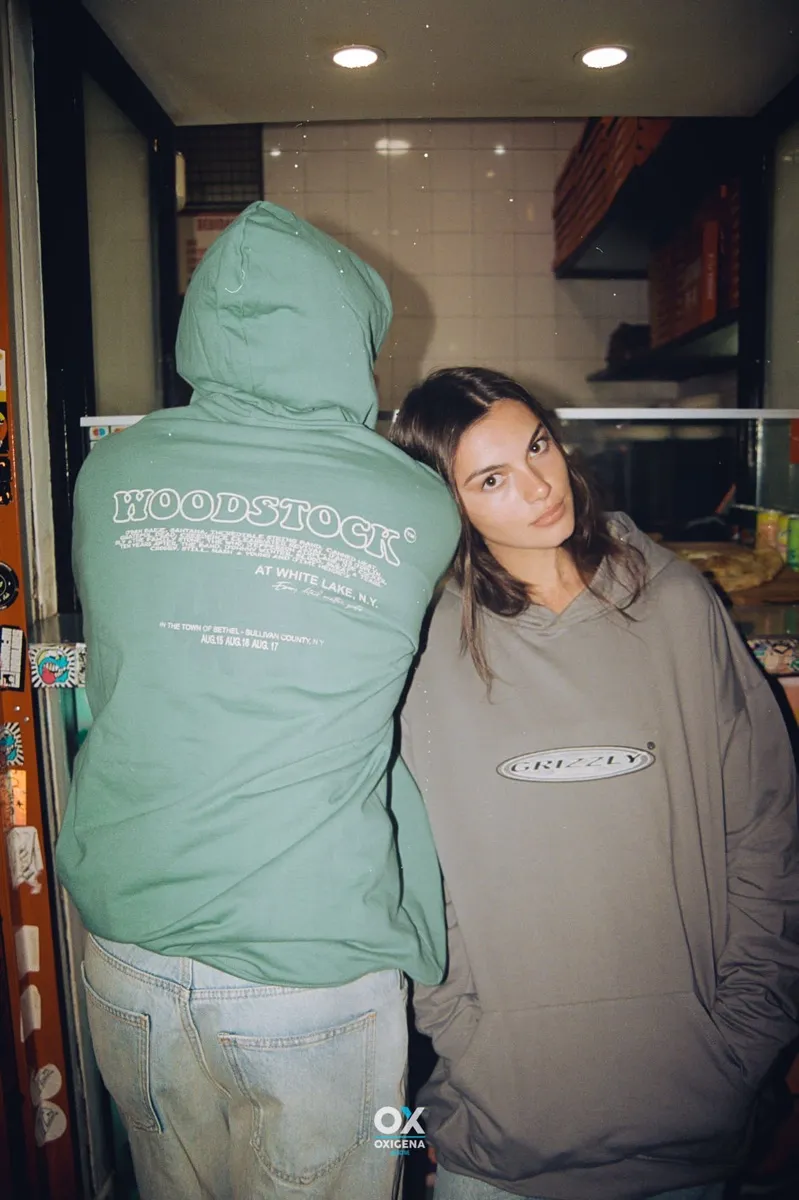 Una chica y un chico con sudaderas de Grizzly, él de espaldas